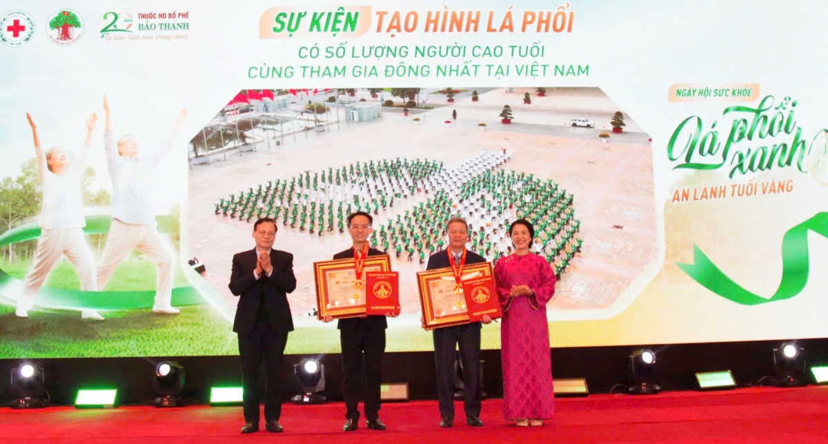Trao tặng bằng chứng nhận kỷ lục tạo hình lá phổi khổng lồ Trao tặng bằng chứng nhận kỷ lục tạo hình lá phổi khổng lồ