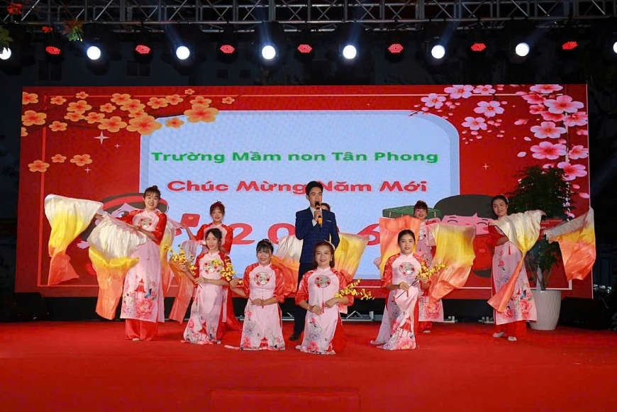 Tiết mục biểu diễn của giáo viên trường mầm non Tân Phong Tiết mục biểu diễn của giáo viên trường mầm non Tân Phong