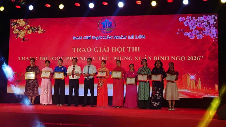 Lãnh đạo UBND phường Tân Hưng trao giải các hội thi gói – nấu bánh chưng, bánh tét ở bảng thi các đội thi trường học, cơ quan, các trường Đại học Lãnh đạo UBND phường Tân Hưng trao giải các hội thi gói – nấu bánh chưng, bánh tét ở bảng thi các đội thi trường học, cơ quan, các trường Đại học