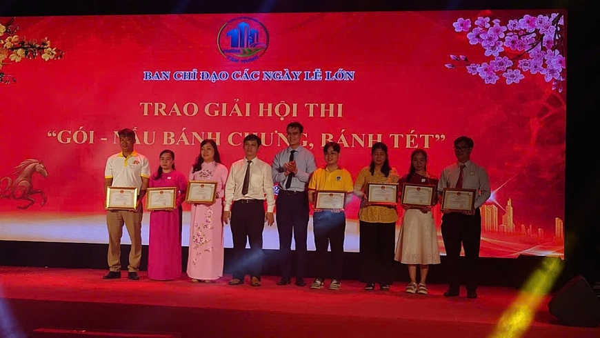 Lãnh đạo UBND phường Tân Hưng trao giải thi trang trí tiểu cảnh Xuân của các đơn vị trường học Lãnh đạo UBND phường Tân Hưng trao giải thi trang trí tiểu cảnh Xuân của các đơn vị trường học