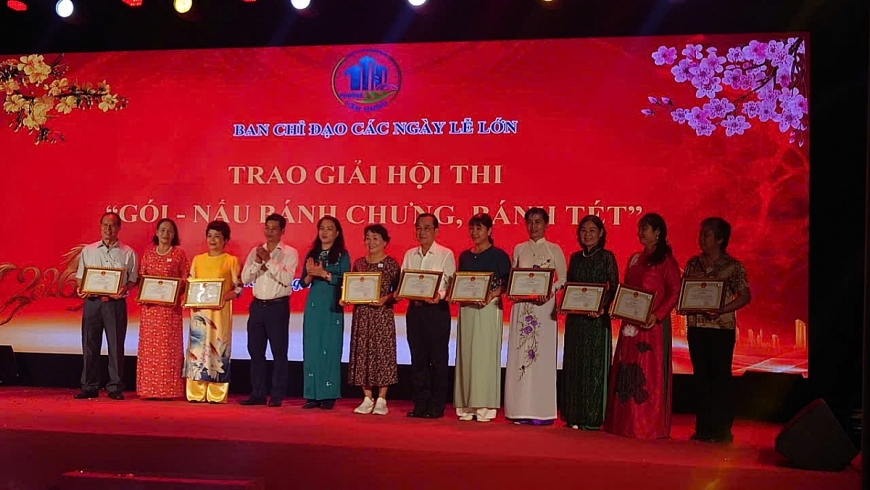 Lãnh đạo UBND phường Tân Hưng trao giải các hội thi gói – nấu bánh chưng, bánh tét ở bảng thi các khu phố Lãnh đạo UBND phường Tân Hưng trao giải các hội thi gói – nấu bánh chưng, bánh tét ở bảng thi các khu phố