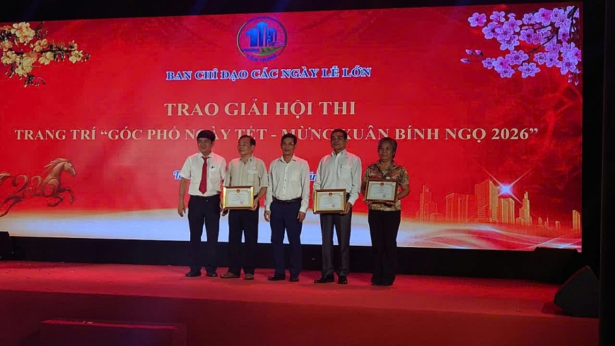 Lãnh đạo UBND phường Tân Hưng trao giải thi trang trí văn phòng khu phố Lãnh đạo UBND phường Tân Hưng trao giải thi trang trí văn phòng khu phố