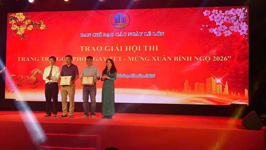 Lãnh đạo UBND phường Tân Hưng trao giải trang phí góc xuân tại chung cư Lãnh đạo UBND phường Tân Hưng trao giải trang phí góc xuân tại chung cư