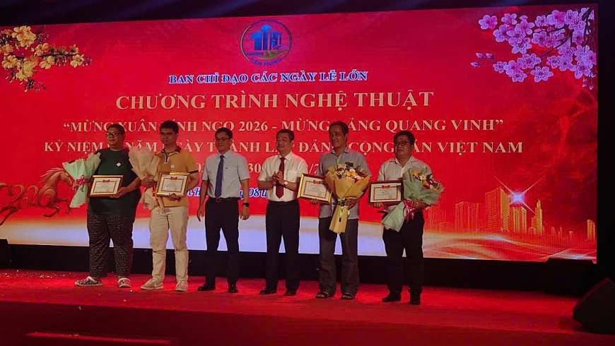 Lãnh đạo UBND phường Tân Hưng trao giải thiết kế logo phường Tân Hưng Lãnh đạo UBND phường Tân Hưng trao giải thiết kế logo phường Tân Hưng