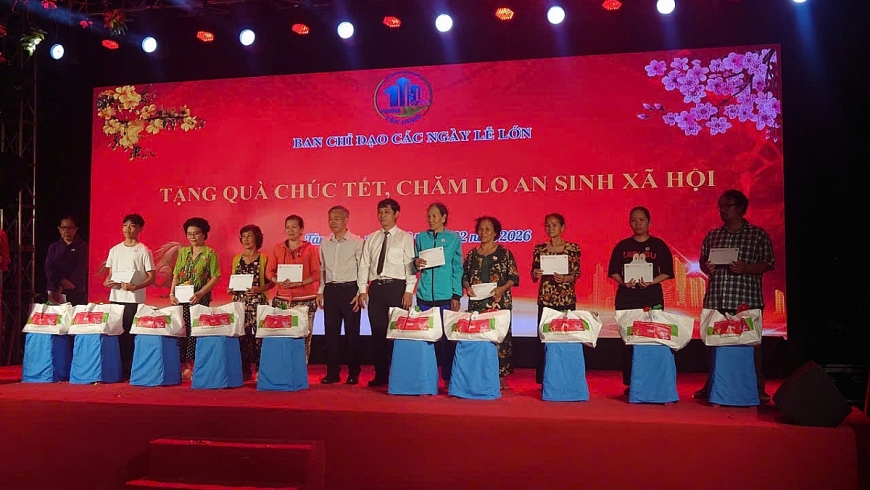 Lãnh đạo UBND phường Tân Hưng trao tặng quà an sinh các hộ gia đình có hoàn cảnh khó khăn trên địa bàn Lãnh đạo UBND phường Tân Hưng trao tặng quà an sinh các hộ gia đình có hoàn cảnh khó khăn trên địa bàn
