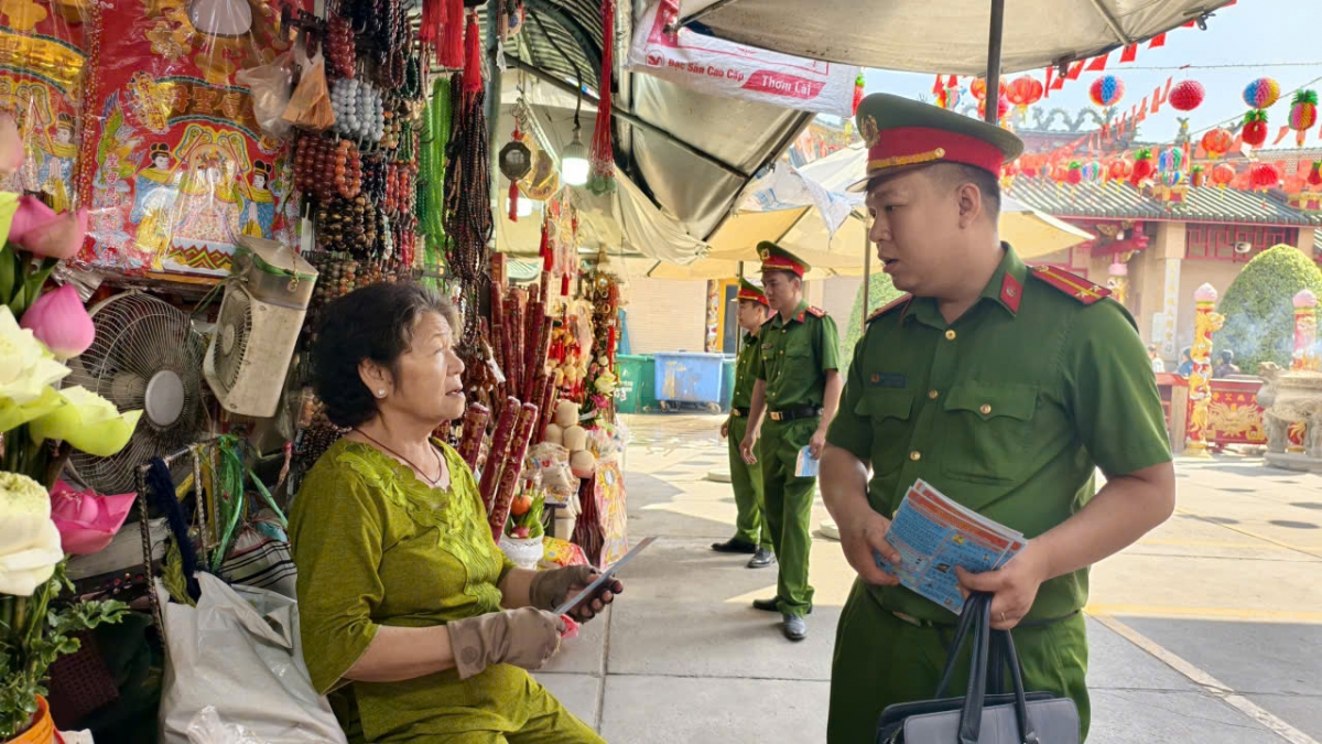 Phát cẩm nang tuyên truyền an toàn PCCC cho các tiểu thương Phát cẩm nang tuyên truyền an toàn PCCC cho các tiểu thương