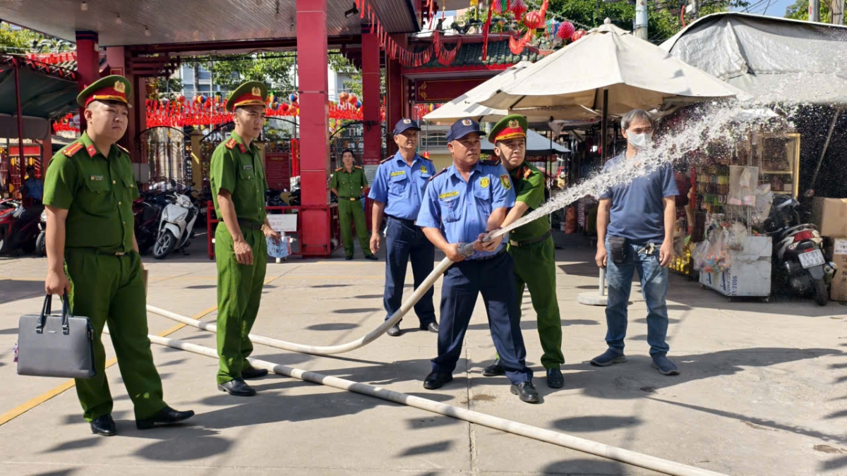 Hướng dẫn lực lượng PCCC cơ sở sử dụng lăng, vòi chữa cháy Hướng dẫn lực lượng PCCC cơ sở sử dụng lăng, vòi chữa cháy