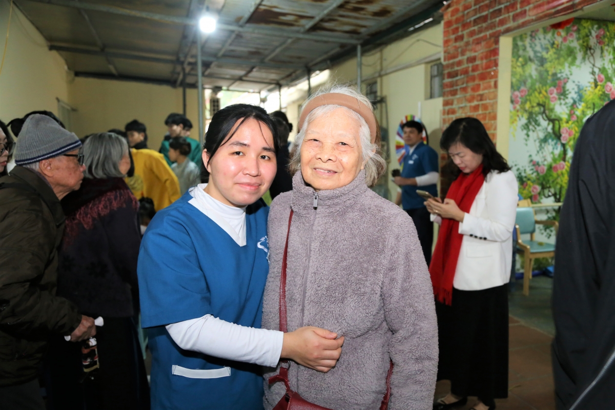 Cụ Nguyễn Thị Nghi phấn khởi tham gia Hội chợ Xuân Nhân Ái Cụ Nguyễn Thị Nghi phấn khởi tham gia Hội chợ Xuân Nhân Ái
