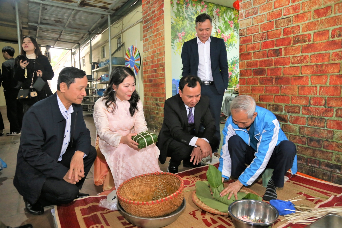 Lãnh đạo Trung ương Hội và lãnh đạo Công ty CP Quốc tế Nhân Ái thăm gian hàng gói bánh chưng Tết Lãnh đạo Trung ương Hội và lãnh đạo Công ty CP Quốc tế Nhân Ái thăm gian hàng gói bánh chưng Tết