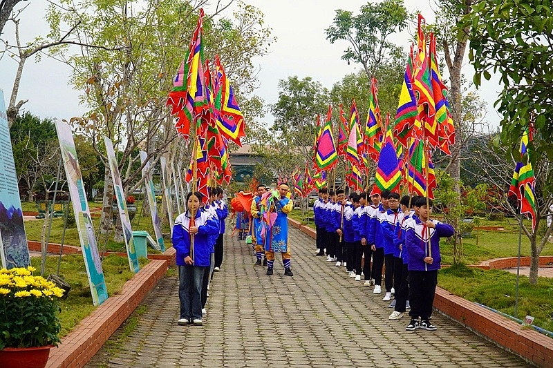 Tái hiện lễ thượng nêu, thi rung chuông vàng tại Di sản Thành nhà Hồ Tái hiện lễ thượng nêu, thi rung chuông vàng tại Di sản Thành nhà Hồ