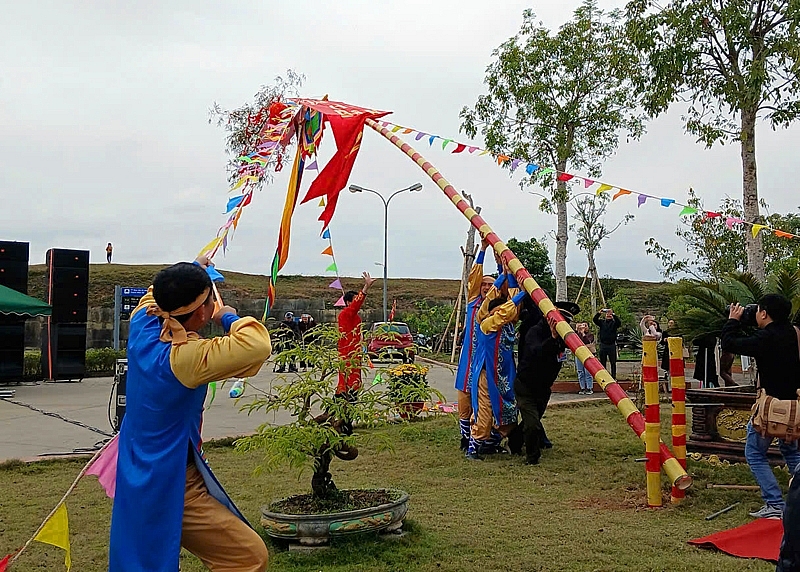 Tái hiện lễ thượng nêu, thi rung chuông vàng tại Di sản Thành nhà Hồ Tái hiện lễ thượng nêu, thi rung chuông vàng tại Di sản Thành nhà Hồ