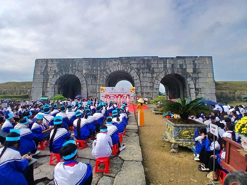 Tái hiện lễ thượng nêu, thi rung chuông vàng tại Di sản Thành nhà Hồ Tái hiện lễ thượng nêu, thi rung chuông vàng tại Di sản Thành nhà Hồ
