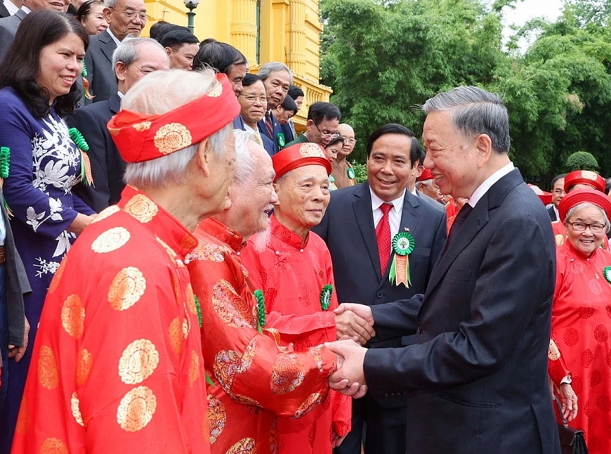 Đồng chí Tổng Bí thư Tô Lâm gặp mặt thân mật người cao tuổi tiêu biểu cả nước nhân dịp 83 năm Ngày truyền thống người cao tuổi (6/6/2024) tại Phủ Chủ tịch.                                                                                                                                                                      Ảnh TTXVN