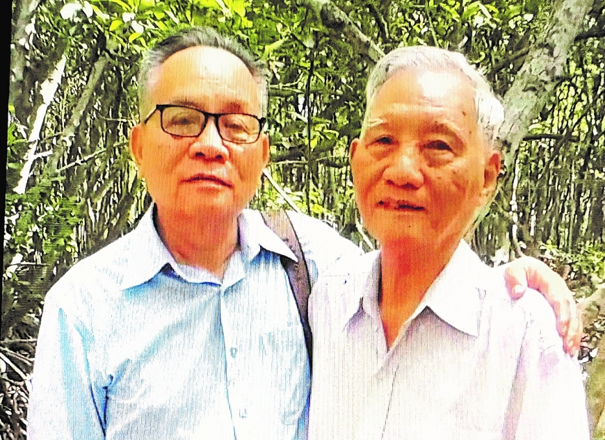Cụ Tống Minh Hùng (bên phải) và tác giả bài viết tại Rừng Sác - Cần Giờ (TP Hồ Chí Minh), ảnh chụp tháng 1/2021. Cụ Tống Minh Hùng (bên phải) và tác giả bài viết tại Rừng Sác - Cần Giờ (TP Hồ Chí Minh), ảnh chụp tháng 1/2021.