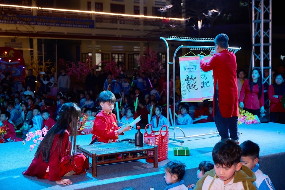 Chuyên đề Lễ hội ánh sáng – Xuân sắc quê hương không chỉ là hoạt động vui xuân đơn thuần, mà còn là bức tranh mùa xuân được vẽ nên từ chính tình yêu quê hương, từ sự sáng tạo và nhiệt huyết của cô trò nhà trường. Chuyên đề Lễ hội ánh sáng – Xuân sắc quê hương không chỉ là hoạt động vui xuân đơn thuần, mà còn là bức tranh mùa xuân được vẽ nên từ chính tình yêu quê hương, từ sự sáng tạo và nhiệt huyết của cô trò nhà trường.