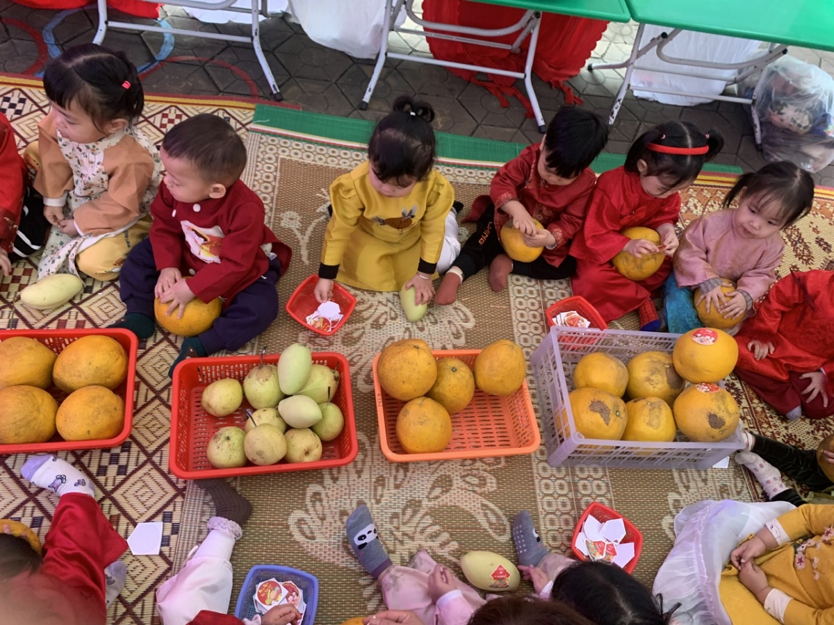 Trường Mầm non Sao Sáng: Giáo dục văn hóa truyền thống cho trẻ qua hoạt động trải nghiệm “Chợ Tết” Trường Mầm non Sao Sáng: Giáo dục văn hóa truyền thống cho trẻ qua hoạt động trải nghiệm “Chợ Tết”