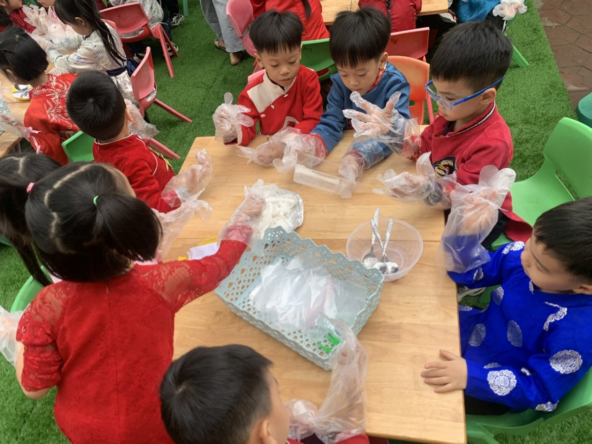 Trường Mầm non Sao Sáng: Giáo dục văn hóa truyền thống cho trẻ qua hoạt động trải nghiệm “Chợ Tết” Trường Mầm non Sao Sáng: Giáo dục văn hóa truyền thống cho trẻ qua hoạt động trải nghiệm “Chợ Tết”