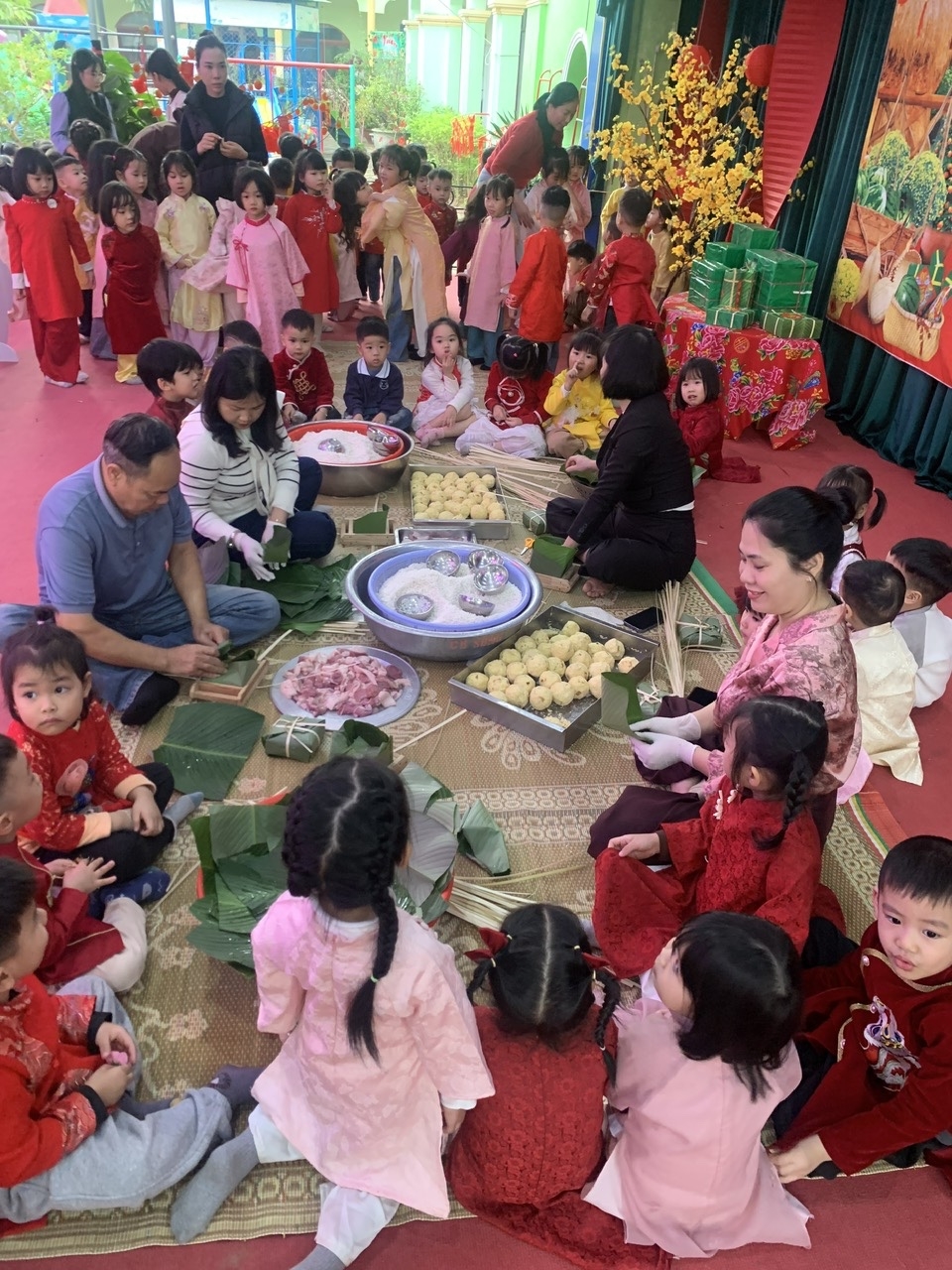 Trường Mầm non Sao Sáng: Giáo dục văn hóa truyền thống cho trẻ qua hoạt động trải nghiệm “Chợ Tết” Trường Mầm non Sao Sáng: Giáo dục văn hóa truyền thống cho trẻ qua hoạt động trải nghiệm “Chợ Tết”