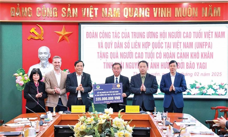 Quỹ Dân số Liên Hợp Quốc hỗ trợ người cao tuổi sau cơn bão Yagi. Già hóa dân số tại Việt Nam