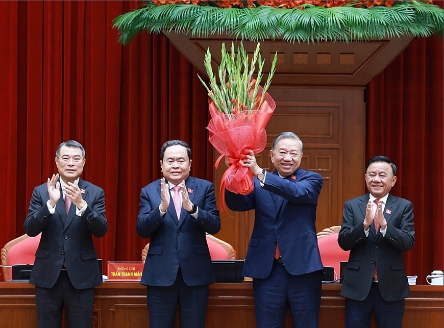 Ban Chấp hành Trung ương Đảng khóa XIV đã thống nhất tuyệt đối bầu đồng chí Tô Lâm, Tổng Bí thư Ban Chấp hành Trung ương Đảng khóa XIII tiếp tục giữ chức Tổng Bí thư Ban Chấp hành Trung ương Đảng khóa XIV. Ảnh TTXVN Đại hội Đảng thành công, mang Xuân về cho đất nước