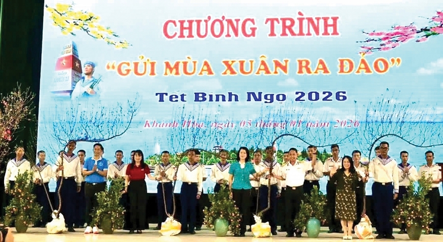 Chương trình “Gửi mùa xuân ra đảo” của Hội Biển đảo Việt Nam đã gửi hơn 300 cành đào và cây quất tặng các đảo và nhà giàn DK1. Bộ Tư lệnh Hải quân