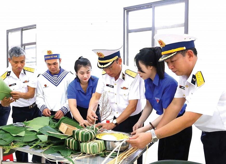 Thành viên đoàn công tác Vùng 5 Hải quân cùng cán bộ, chiến sĩ gói bánh chưng. Bộ Tư lệnh Hải quân
