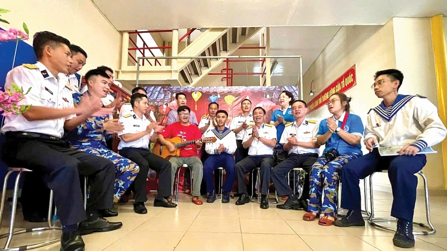 Giao lưu văn nghệ thắm tình quân dân trên Nhà giàn DK1/9. Bộ Tư lệnh Hải quân