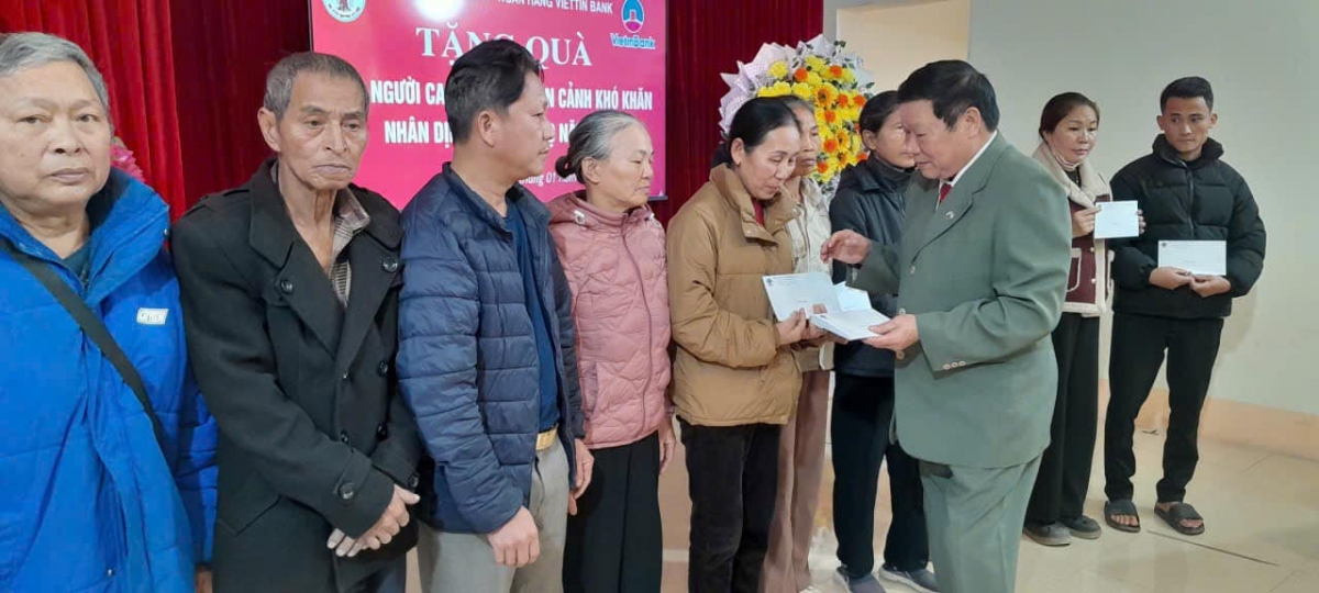 Lãnh đạo Hội NCT tỉnh Lào Cai trao quà cho NCT hoàn cảnh khó khăn tại xã Bảo Ái
