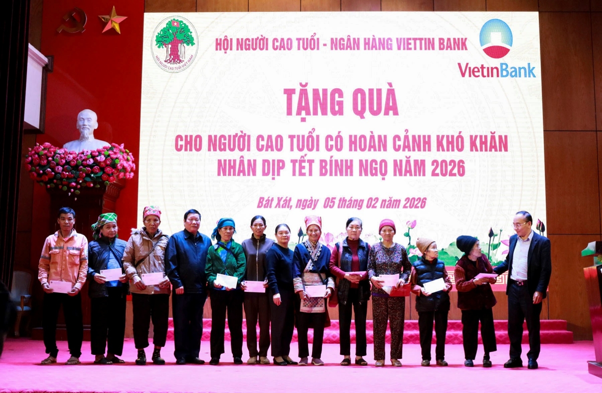 Trao quà cho NCT hoàn cảnh khó khăn tại xã Bát Sát