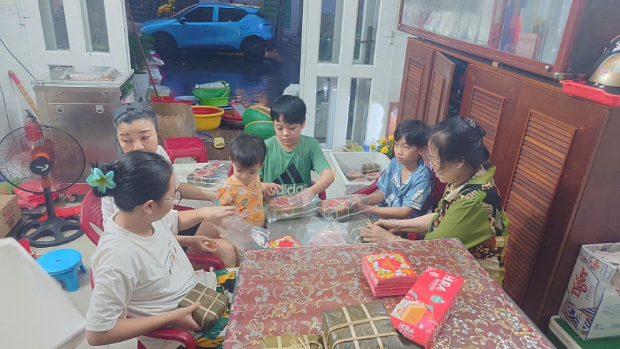 Bà cho rằng, việc cho con cháu cùng tham gia gói bánh chưng chính là cách tự nhiên nhất để truyền lại nếp xưa Bà cho rằng, việc cho con cháu cùng tham gia gói bánh chưng chính là cách tự nhiên nhất để truyền lại nếp xưa