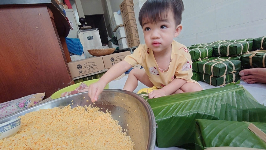 Dù còn nhỏ, bé Phúc vẫn háo hức tham gia từng công đoạn Dù còn nhỏ, bé Phúc vẫn háo hức tham gia từng công đoạn