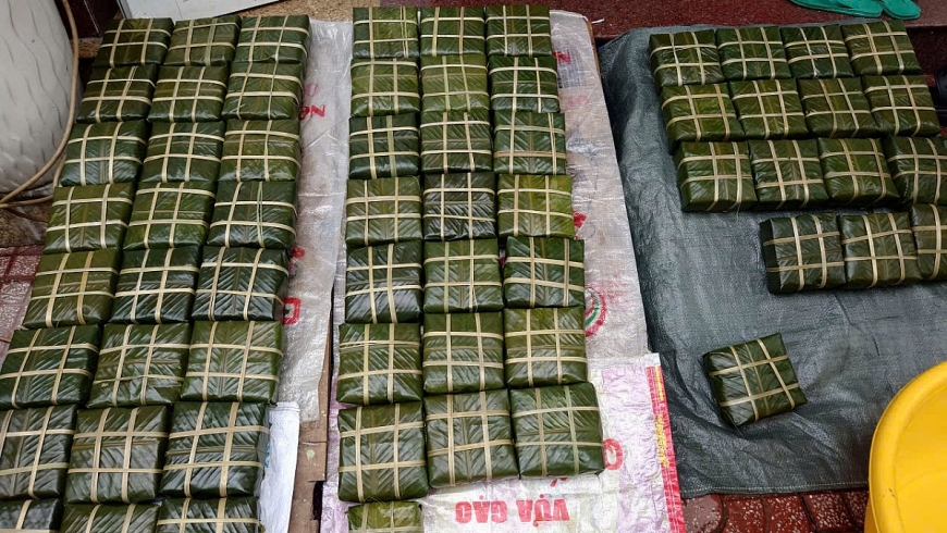 Khi bánh chín, bánh được rửa sạch lớp nhựa lá, ép nhẹ để định hình vuông vức Khi bánh chín, bánh được rửa sạch lớp nhựa lá, ép nhẹ để định hình vuông vức