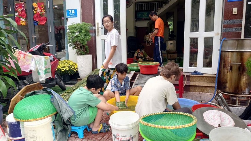 Gói bánh chưng không chỉ để có món ăn ngày Tết mà còn là dịp con cháu sum họp Gói bánh chưng không chỉ để có món ăn ngày Tết mà còn là dịp con cháu sum họp