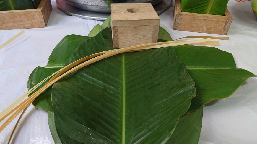 Trước khi gói, lá được rửa sạch nhiều lần, lau khô, cắt gọn sống để khi luộc bánh lên có màu xanh mướt, vuông vức Trước khi gói, lá được rửa sạch nhiều lần, lau khô, cắt gọn sống để khi luộc bánh lên có màu xanh mướt, vuông vức
