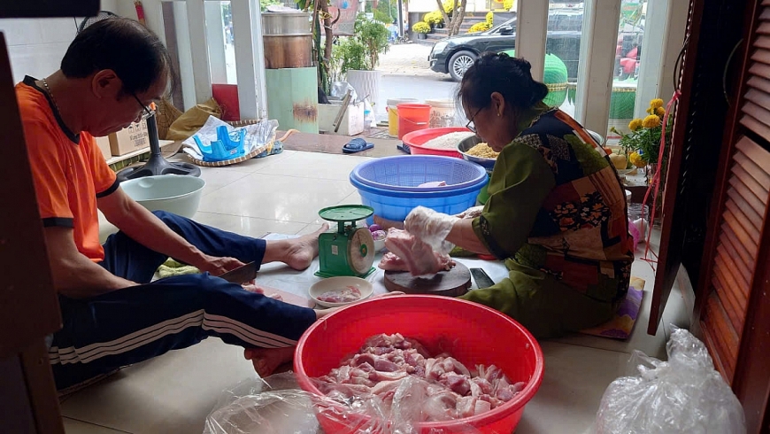 Thịt chỉ ướp muối, tiêu và hành khô, đủ để giữ vị ngọt tự nhiên sau nhiều giờ nấu Thịt chỉ ướp muối, tiêu và hành khô, đủ để giữ vị ngọt tự nhiên sau nhiều giờ nấu