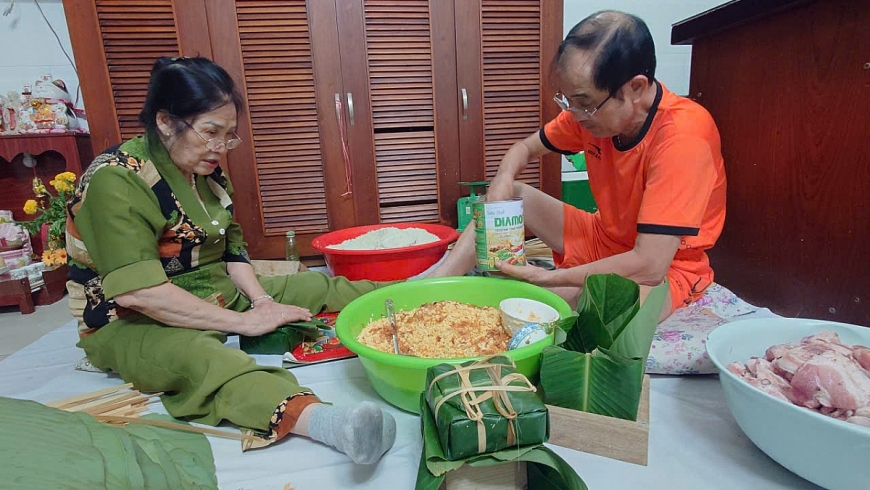 Vợ chồng ông Nguyễn Đức Lộ, người cao tuổi phường Tân Hưng, TP. Hồ Chí Minh nấu những nồi bánh chưng truyền thống, bền bỉ giữ gìn hương vị Tết Bắc giữa lòng đô thị phương Nam 30 năm qua Vợ chồng ông Nguyễn Đức Lộ, người cao tuổi phường Tân Hưng, TP. Hồ Chí Minh nấu những nồi bánh chưng truyền thống, bền bỉ giữ gìn hương vị Tết Bắc giữa lòng đô thị phương Nam 30 năm qua