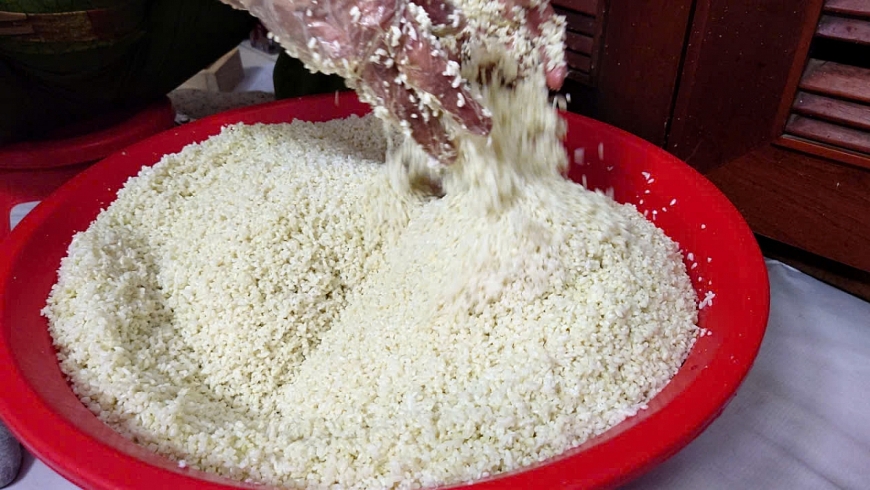 Gạo phải là nếp Bắc hạt tròn, thơm tự nhiên, khi nấu dẻo mà không nát. Gạo được vo nhẹ, ngâm đủ giờ, trộn chút muối hạt và thêm nước cốt lá dứa để tạo màu xanh dịu mắt Gạo phải là nếp Bắc hạt tròn, thơm tự nhiên, khi nấu dẻo mà không nát. Gạo được vo nhẹ, ngâm đủ giờ, trộn chút muối hạt và thêm nước cốt lá dứa để tạo màu xanh dịu mắt