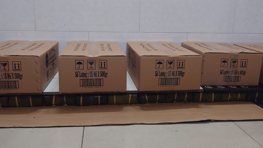 Bánh được xếp ngay ngắn, ép nhẹ bằng ván phẳng trong vài giờ để thoát bớt nước, giữ dáng vuông đẹp, khi cắt ra sắc cạnh, lớp nếp dẻo mịn ôm trọn phần nhân Bánh được xếp ngay ngắn, ép nhẹ bằng ván phẳng trong vài giờ để thoát bớt nước, giữ dáng vuông đẹp, khi cắt ra sắc cạnh, lớp nếp dẻo mịn ôm trọn phần nhân