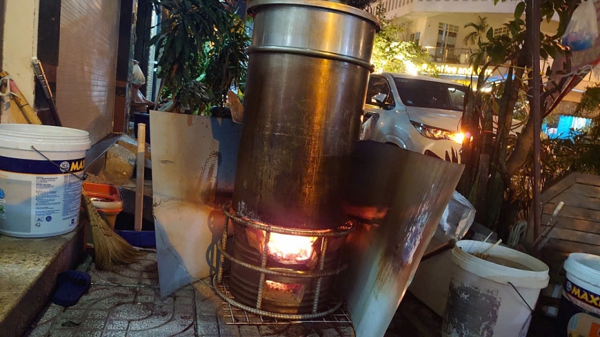 Trong suốt quá trình nấu kéo dài 8–10 giờ liên tục, luôn châm thêm nước sôi, canh lửa Trong suốt quá trình nấu kéo dài 8–10 giờ liên tục, luôn châm thêm nước sôi, canh lửa