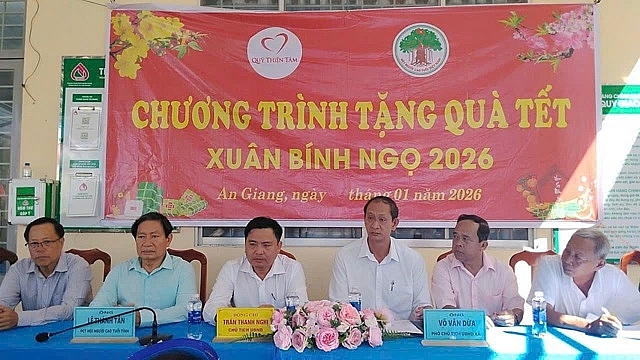 Các đại biểu dự buổi trao quà Các đại biểu dự buổi trao quà