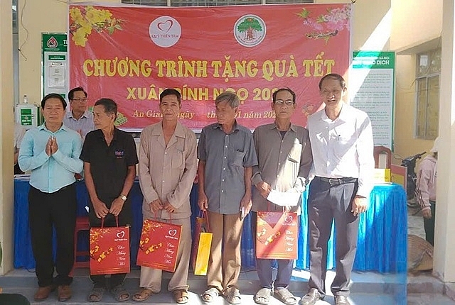 Ông Lê Thành Tân và ông Võ Văn Dừa trao quà Tết cho người cao tuổi có hoàn cảnh khó khăn. Ông Lê Thành Tân và ông Võ Văn Dừa trao quà Tết cho người cao tuổi có hoàn cảnh khó khăn.