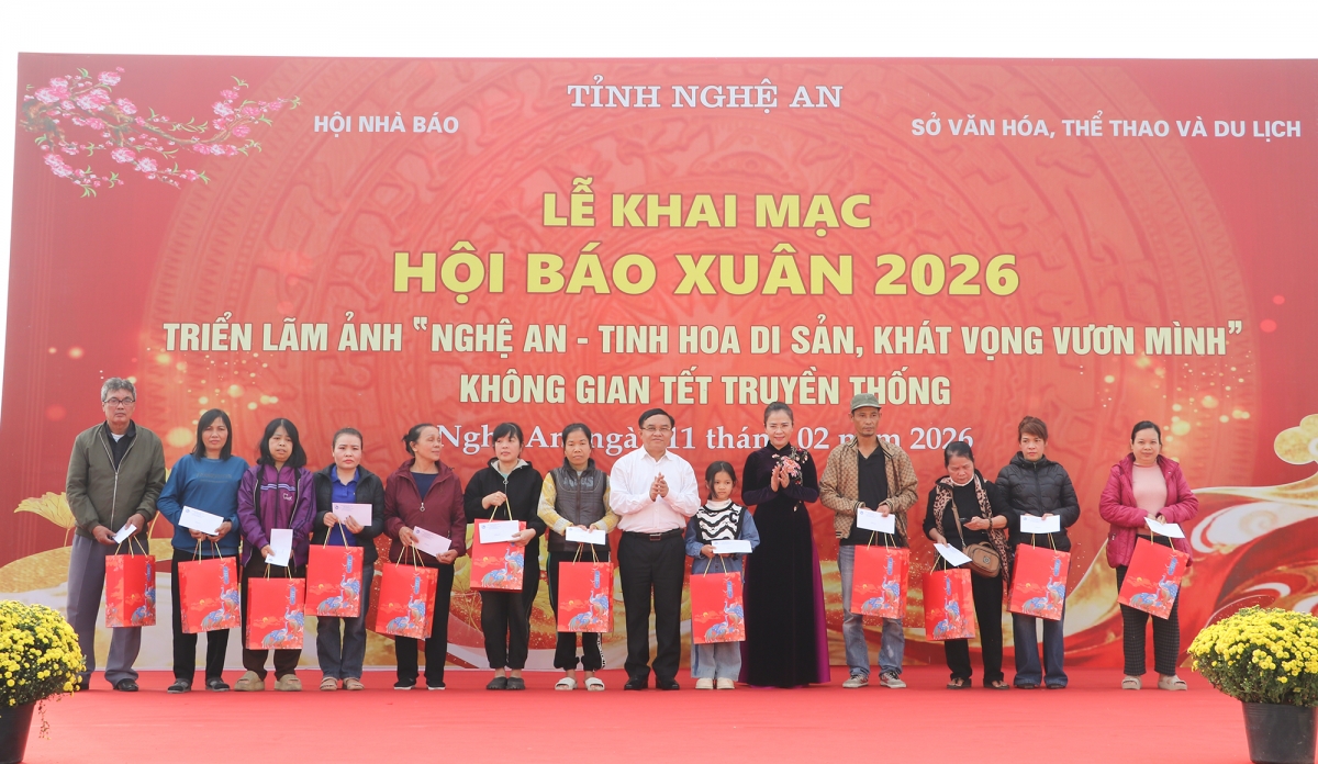 Trao quà cho các hoàn cảnh khó khăn tại Hội báo xuân Trao quà cho các hoàn cảnh khó khăn tại Hội báo xuân