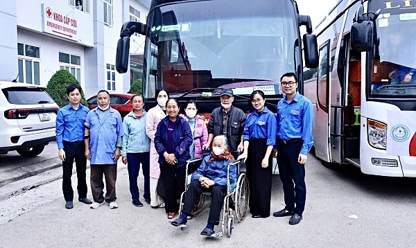 Hơn 200 bệnh nhân có hoàn cảnh khó khăn và người nhà bệnh nhân được “Chuyến xe nghĩa tình ngày Tết” của Bệnh viện Đa khoa tỉnh Ninh Bình hỗ trợ hơn 200 bệnh nhân có hoàn cảnh khó khăn về quê