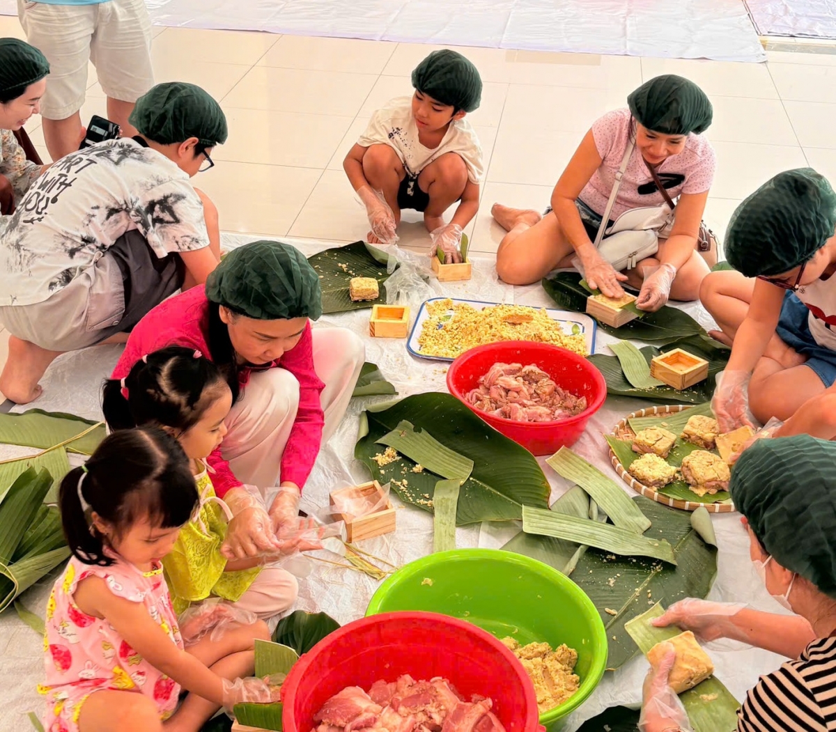 Sum vầy gói bánh chưng tại Vinhomes Grand Park