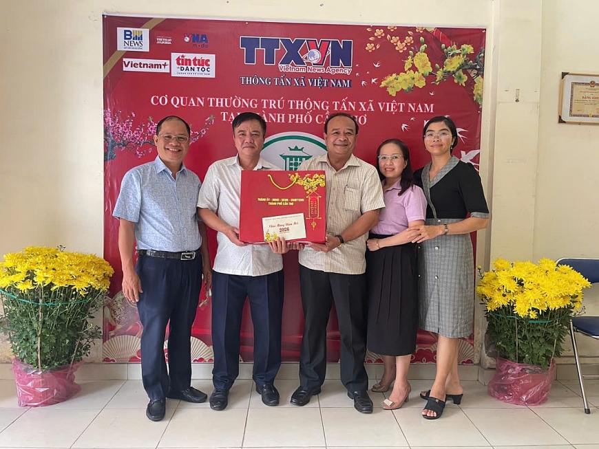 Ông Nguyễn Ngọc Tâm (thứ 3 từ trái qua) – Ủy viên Ban Thường vụ Thành ủy, Trưởng Ban Tuyên giáo và Dân vận Thành ủy Cần Thơ thăm, chúc Tết cán bộ TTXVN tại Cần Thơ