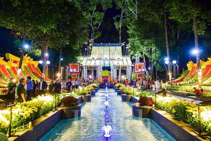 Hội hoa Xuân năm nay không gian thưởng lãm hoa cảnh mà còn gửi gắm khát vọng bứt phá của thành phố trong kỷ nguyên mới Hội hoa Xuân năm nay không gian thưởng lãm hoa cảnh mà còn gửi gắm khát vọng bứt phá của thành phố trong kỷ nguyên mới