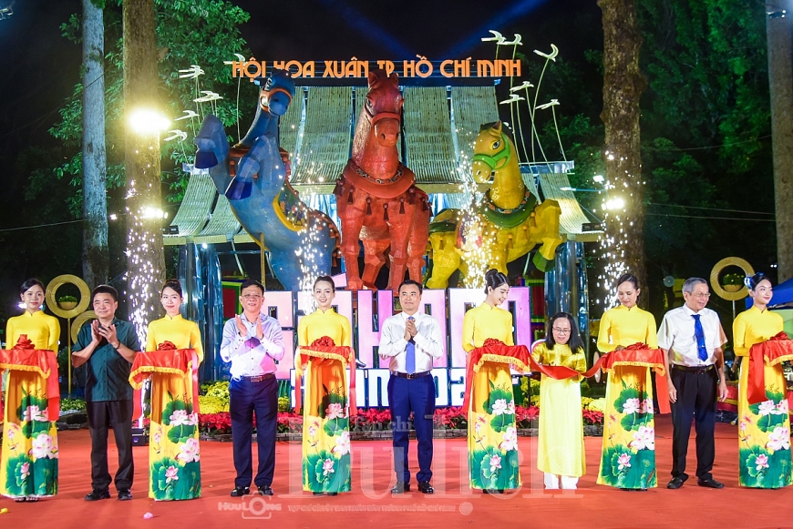 Khai mạc Hội Hoa Xuân Tao Đàn lần thứ 46 với chủ đề “Xuân hội tụ – Vững bước vươn mình” Khai mạc Hội Hoa Xuân Tao Đàn lần thứ 46 với chủ đề “Xuân hội tụ – Vững bước vươn mình”