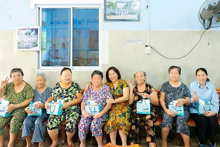 Tổng Giám đốc Fujiwa (thứ 4, phải qua) chụp ảnh với các cụ  