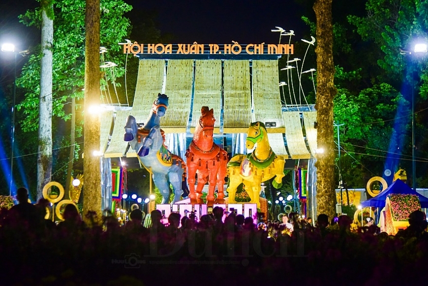 Đại cảnh “Sắc Ngọ Nghinh Xuân” với bộ ba linh vật ngựa sải bước trên sóng tre cách điệu Đại cảnh “Sắc Ngọ Nghinh Xuân” với bộ ba linh vật ngựa sải bước trên sóng tre cách điệu