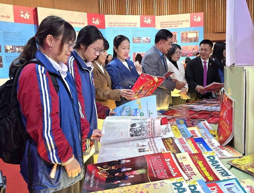 Hội Sách, báo Xuân Bính Ngọ tỉnh Quảng Ninh năm 2026 thu hút đông cán bộ, đảng viên, nhân dân, học sinh và du khách đến tham quan, tìm đọc các ấn phẩm.